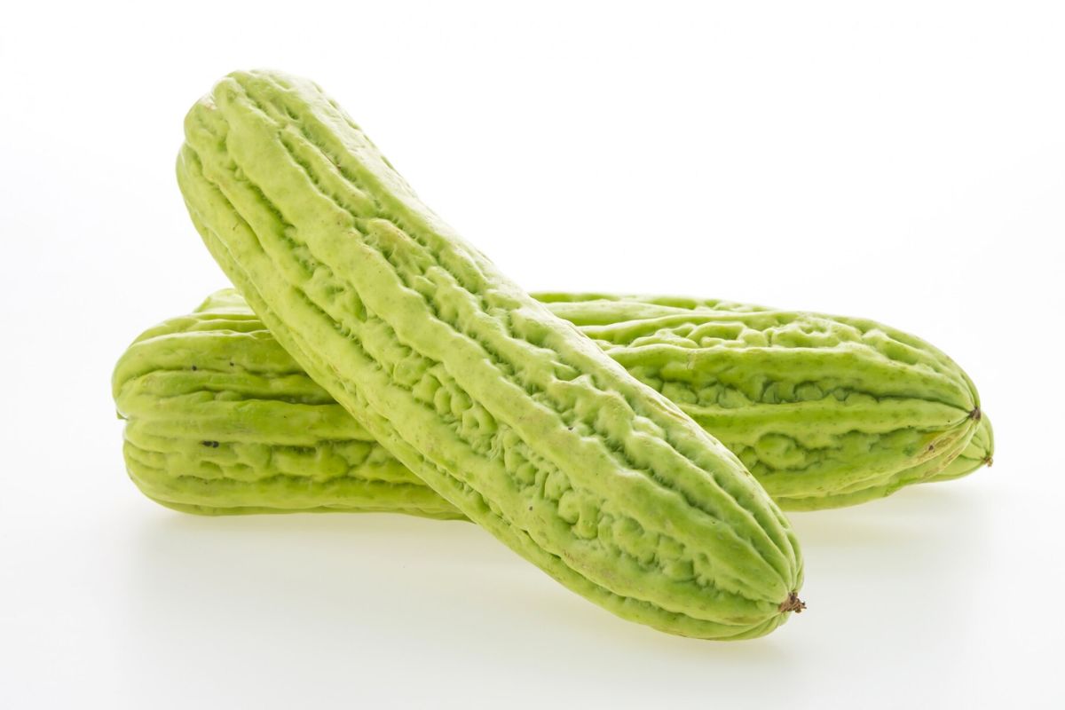 Dua buah pare segar