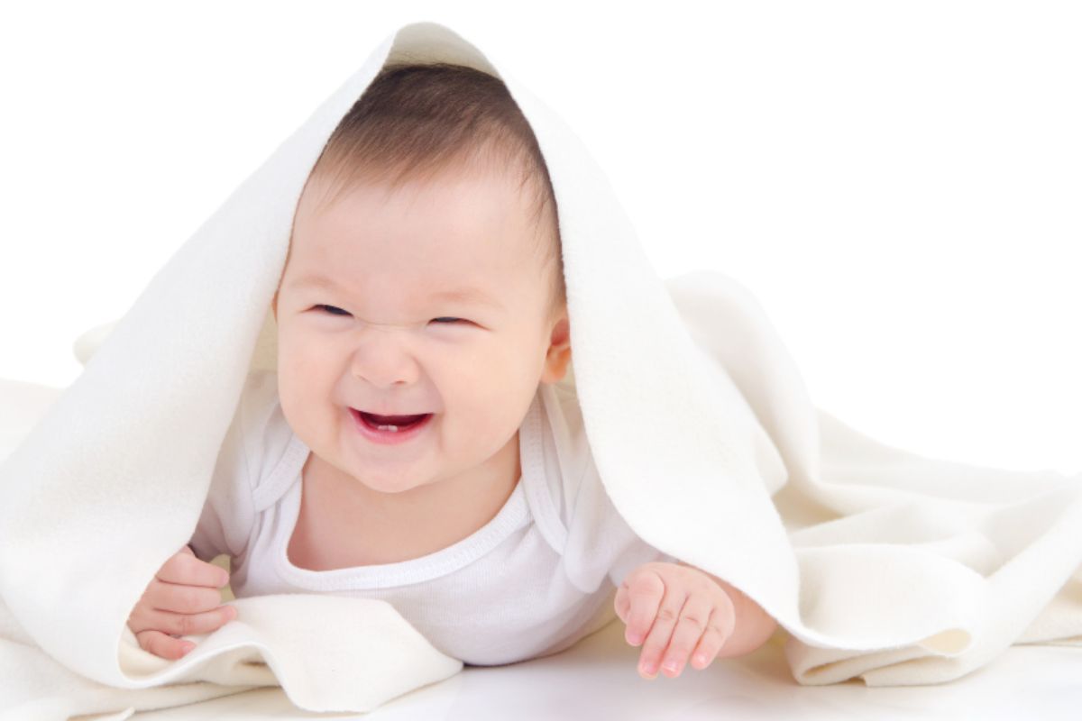 bayi yang sedang senyum