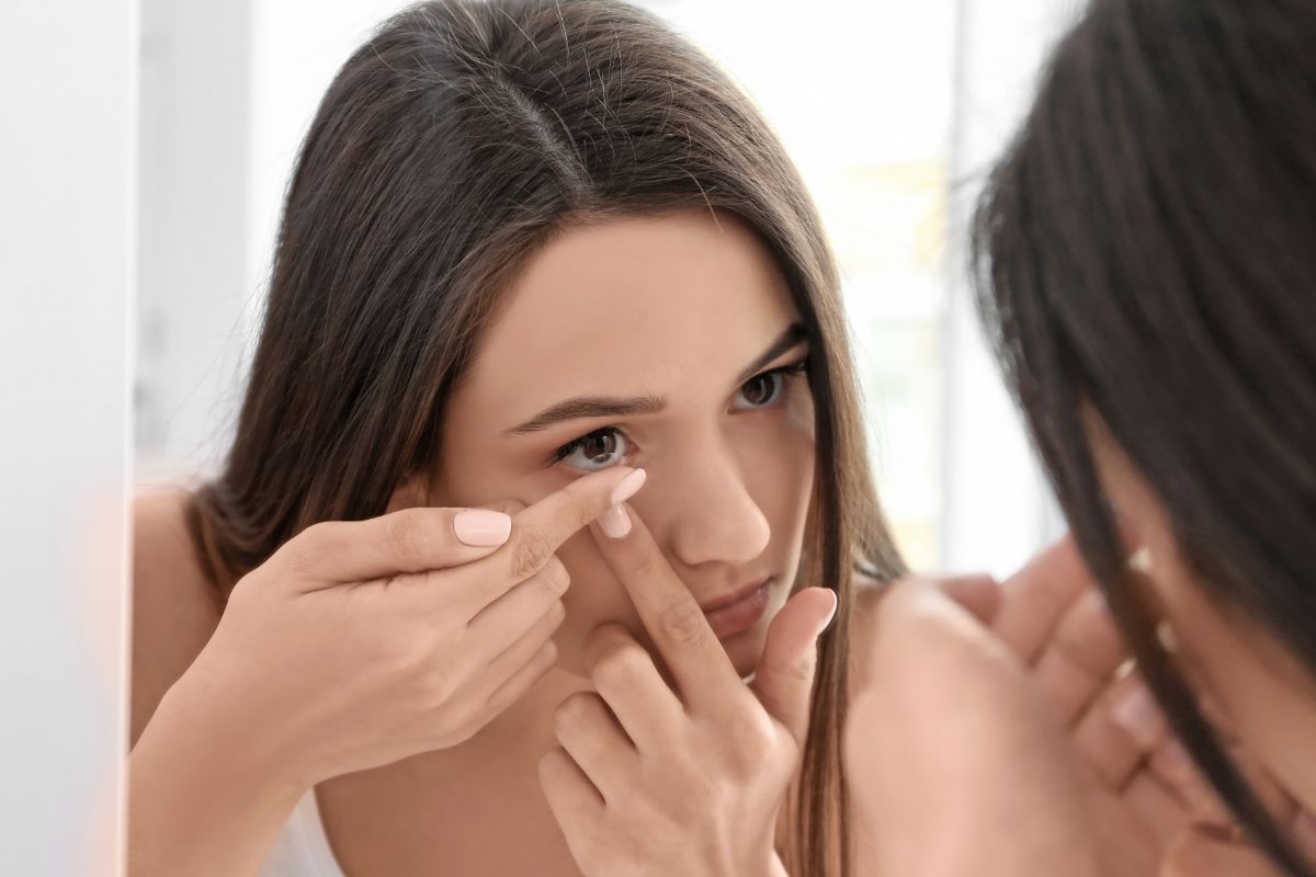 seorang wanita sedang memakai softlens