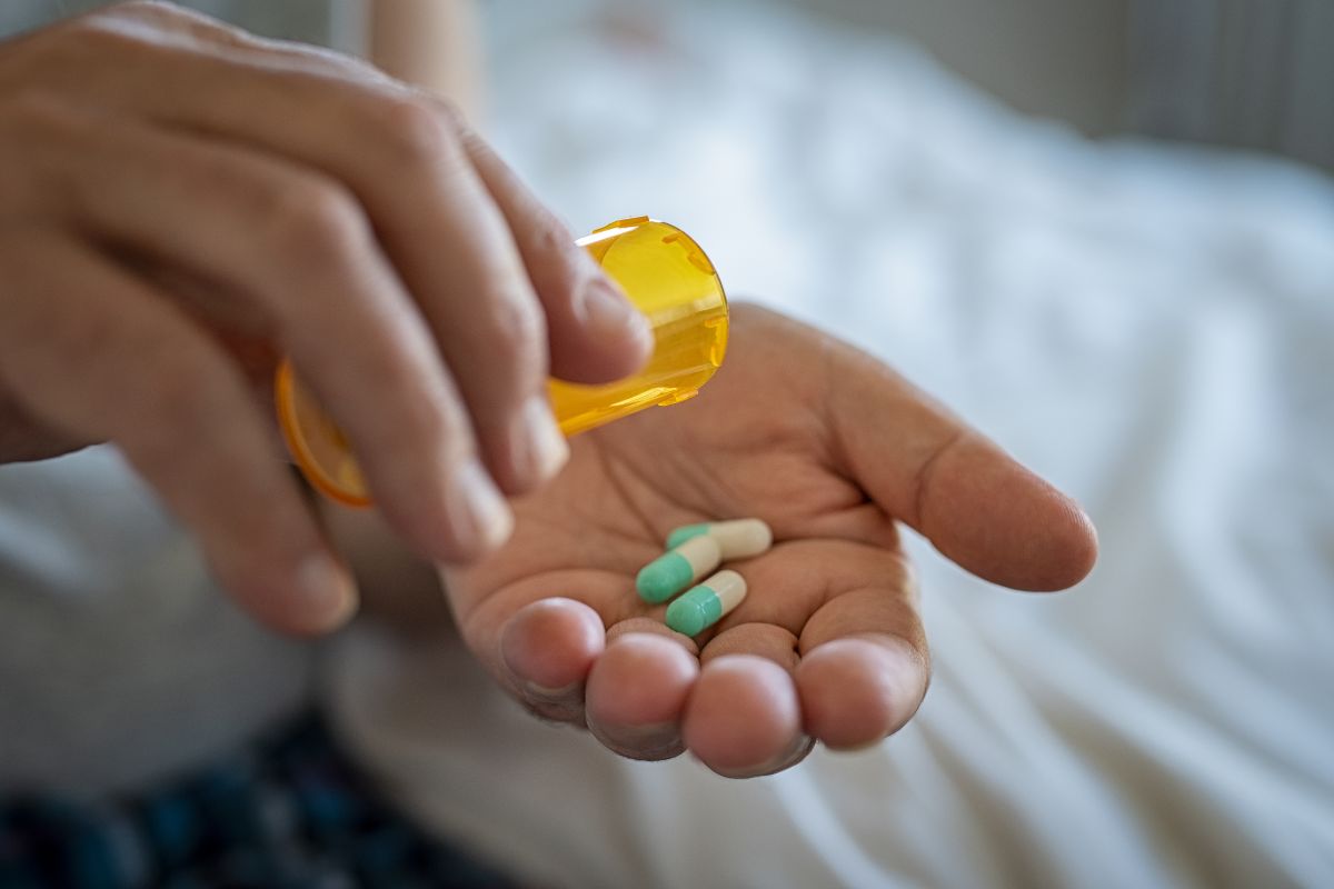 Seseorang menuangkan pil obat