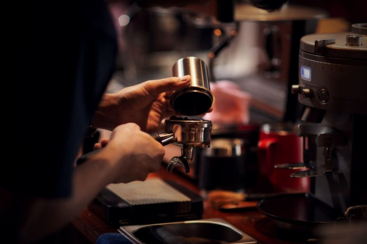 Barista membuat cappuccino