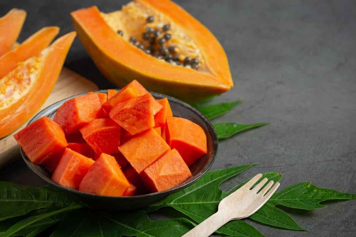 Buah pepaya matang dipotong-potong