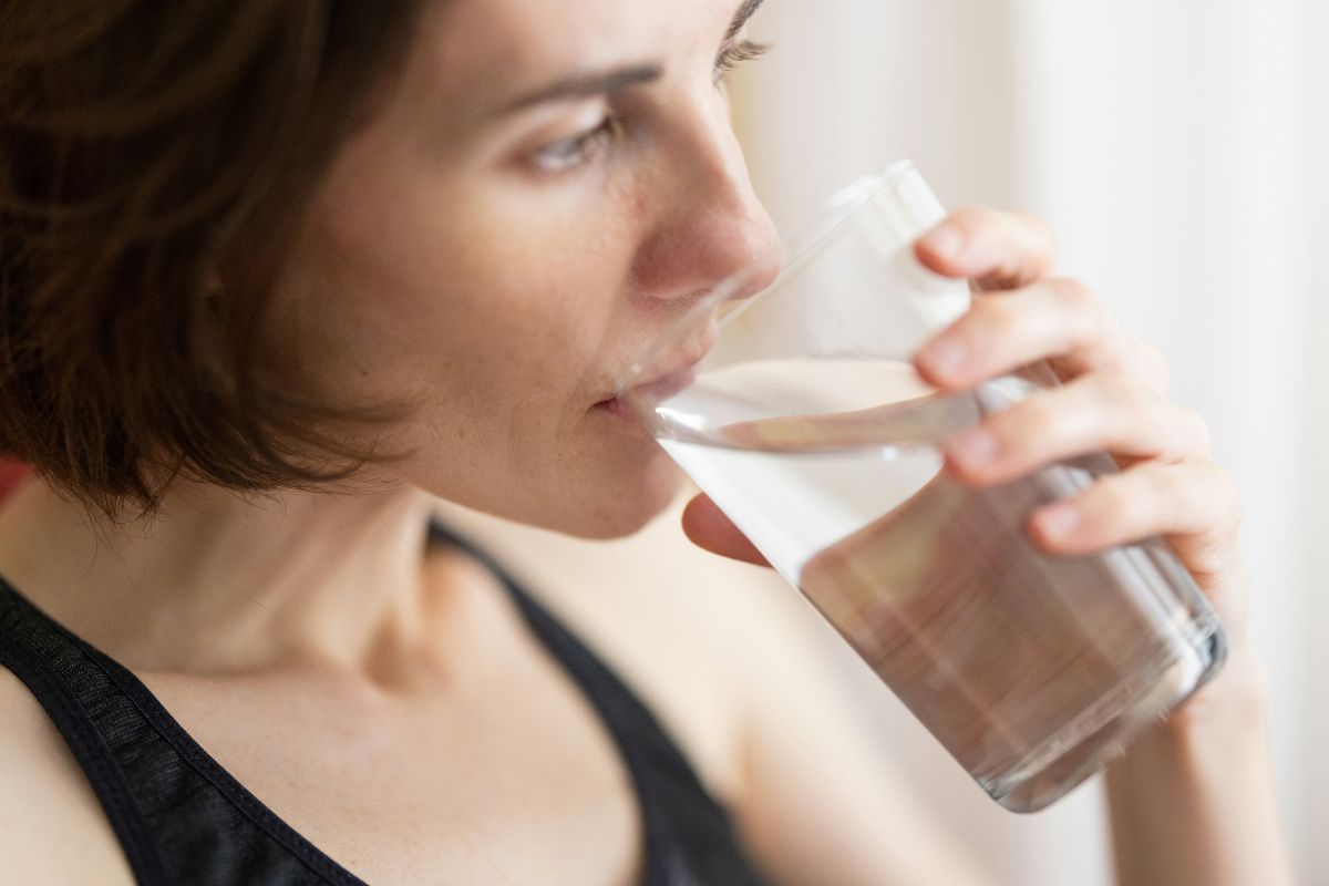 orang yang minum air mineral