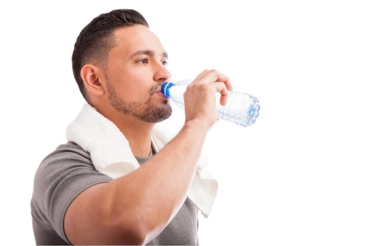 orang yang sedang meminum air putih