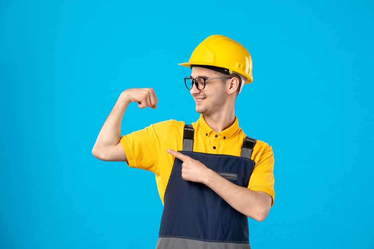Pekerja lapangan berbaju kuning