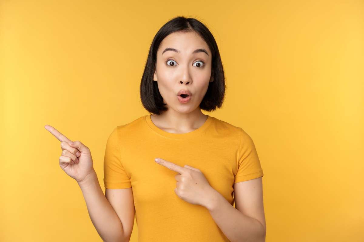 Perempuan menunjuk arah sebelahnya