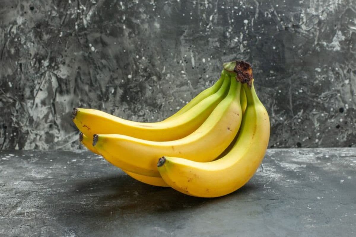 Sesisir pisang dengan background abu-abu