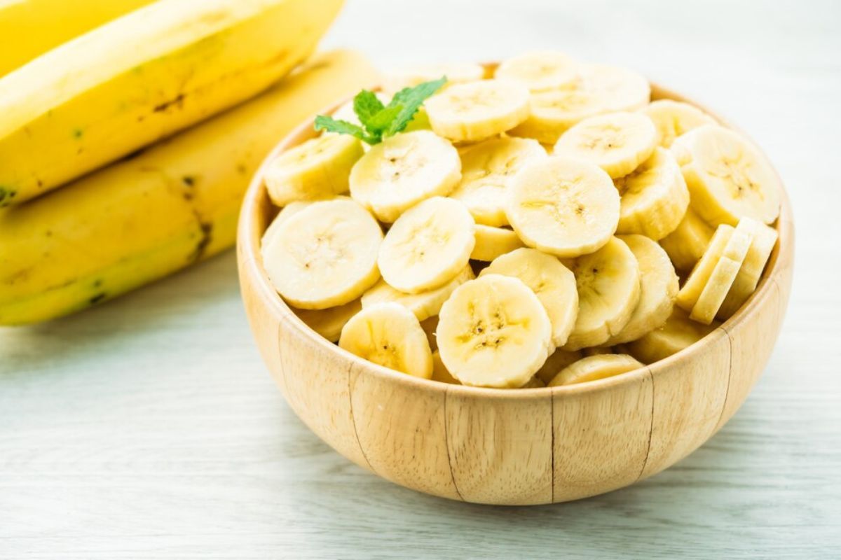 Potongan pisang di mangkuk kayu