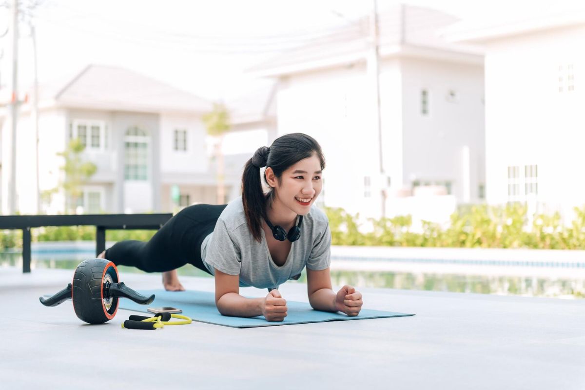 Seorang wanita sedang melakukan plank