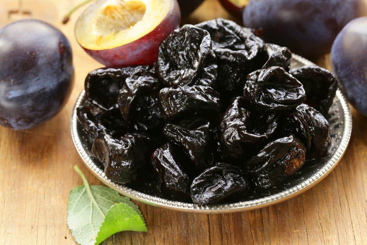 Plum kering di dalam piring