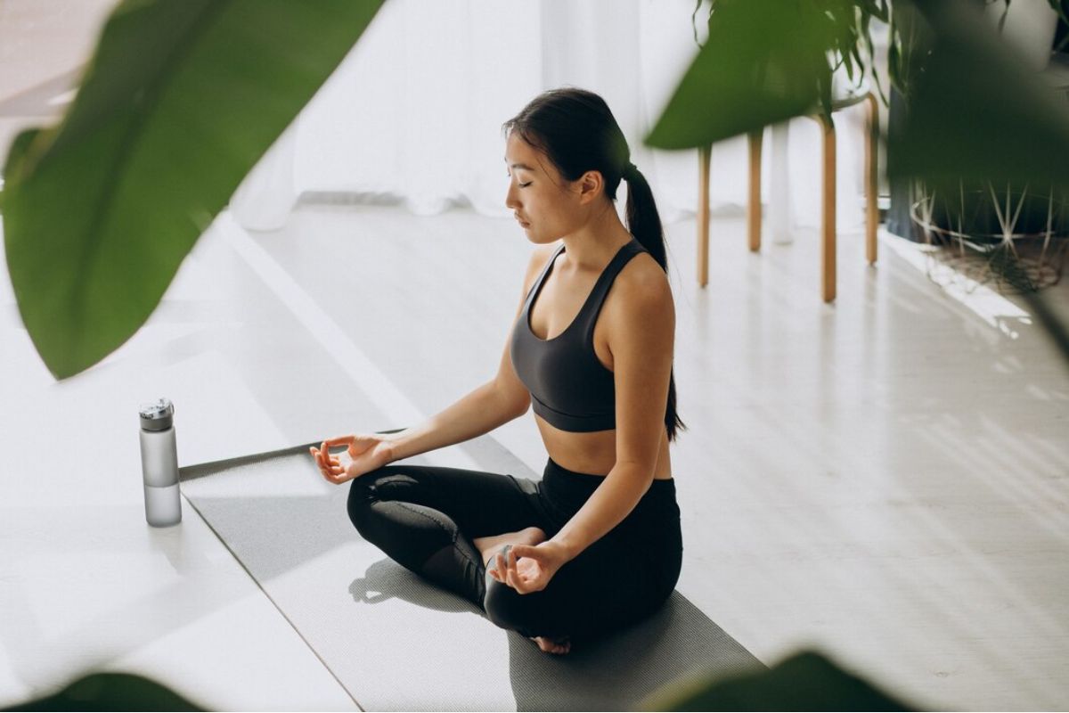 Melakukan meditasi di rumah