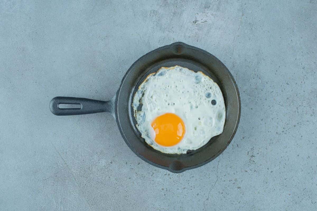 Telur mata sapi di atas wajan