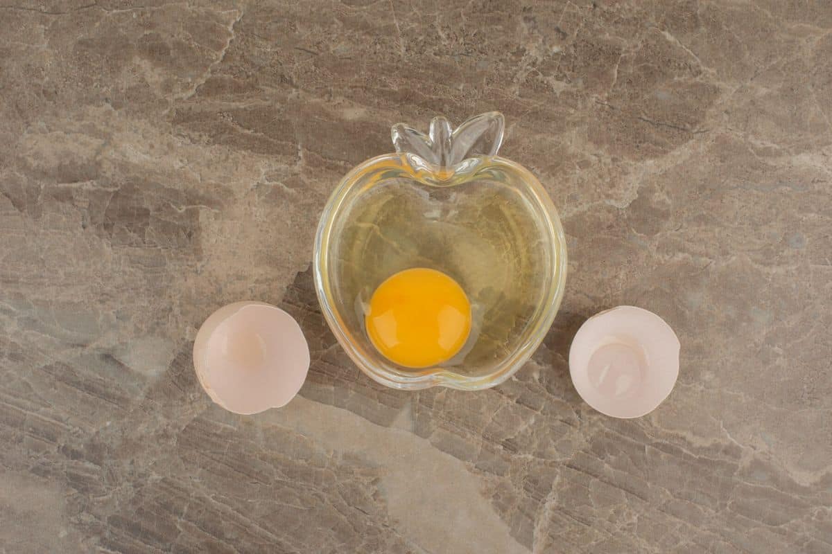 Putih dan kuning telur dalam mangkuk kaca