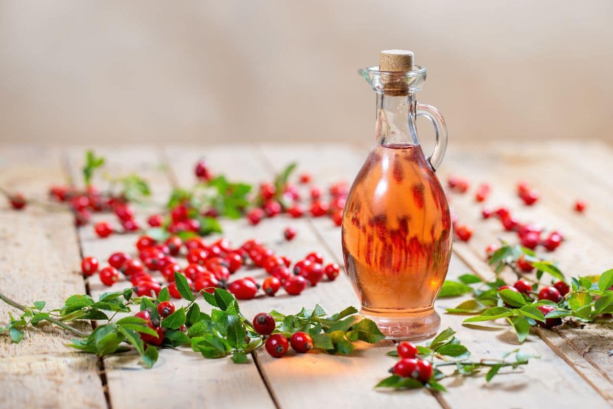 Rosehip oil dalam botol kaca