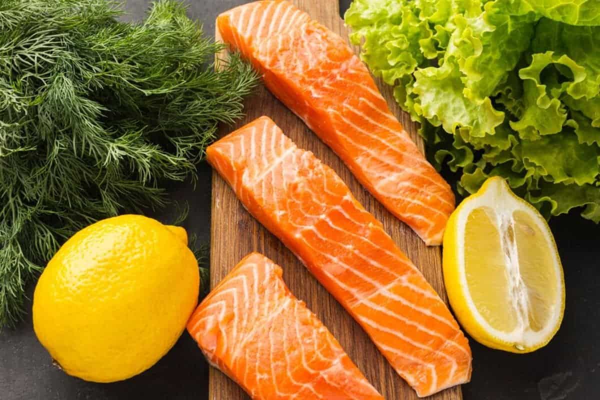 Potongan salmon dan jeruk lemon