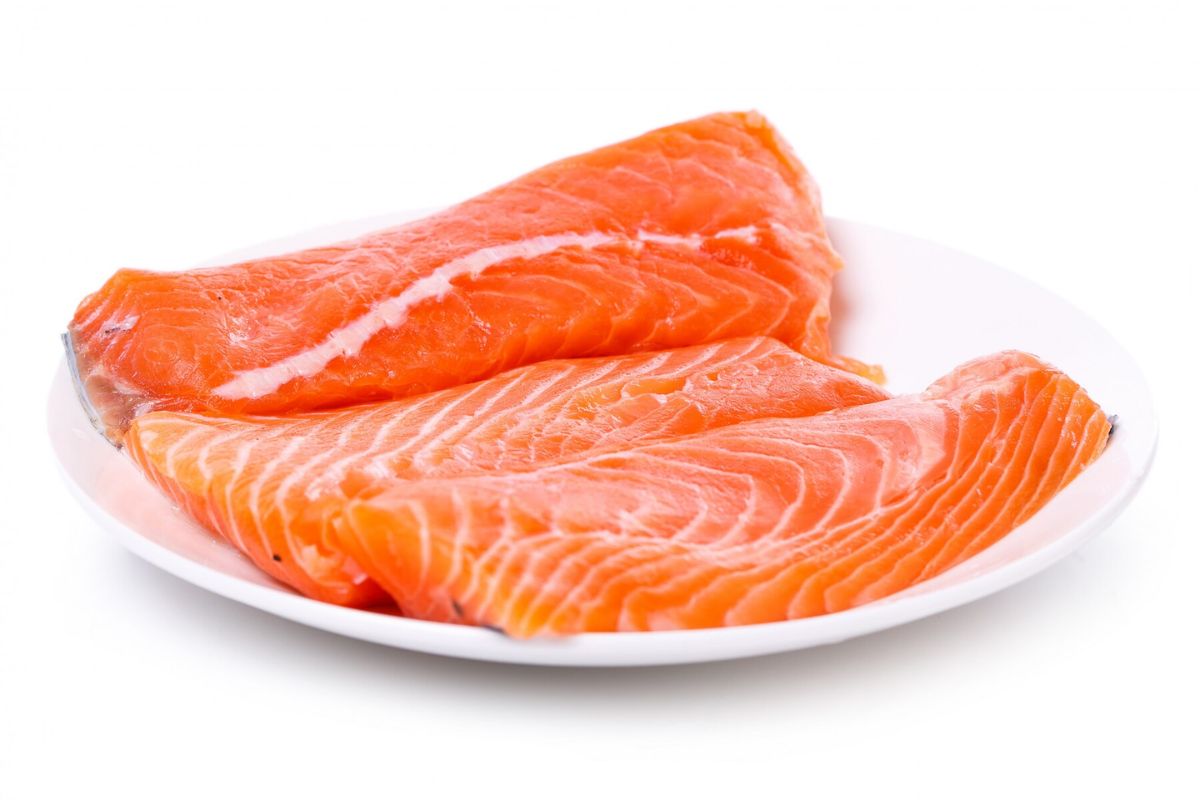 Satu piring potongan ikan salmon mentah