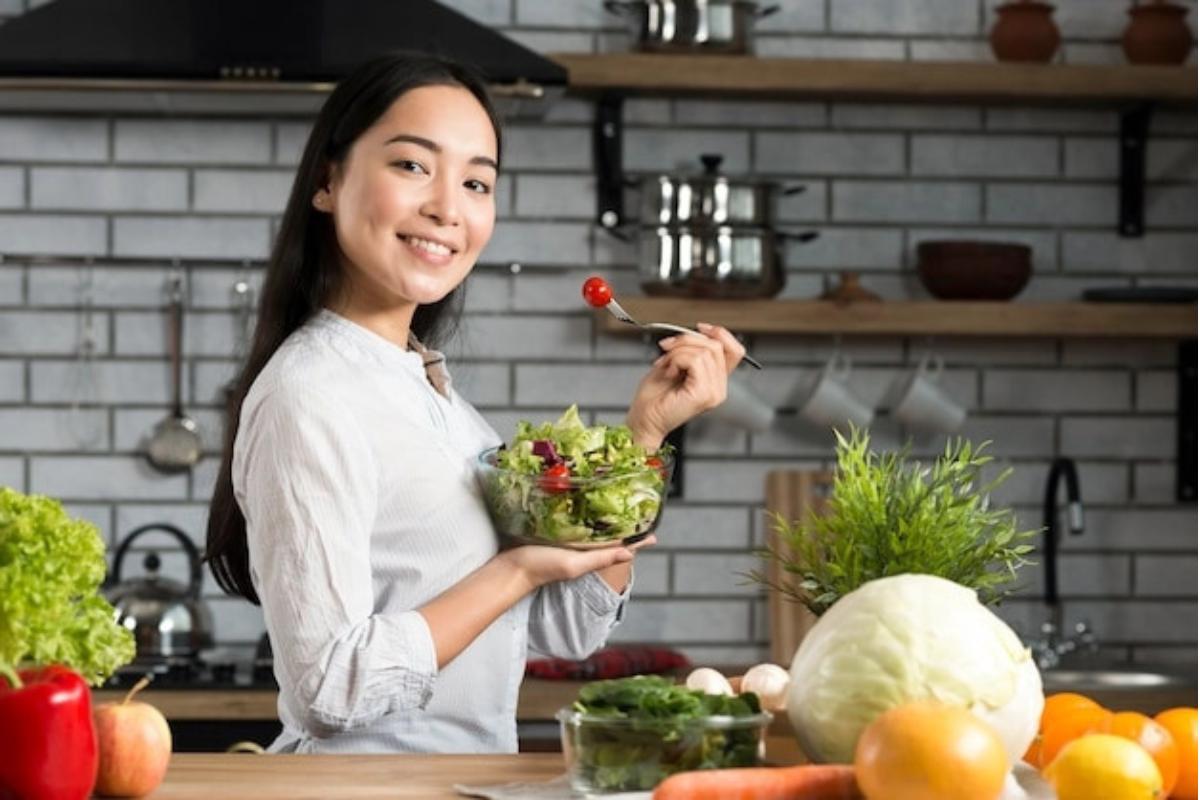 Perempuan memegang mangkuk salad