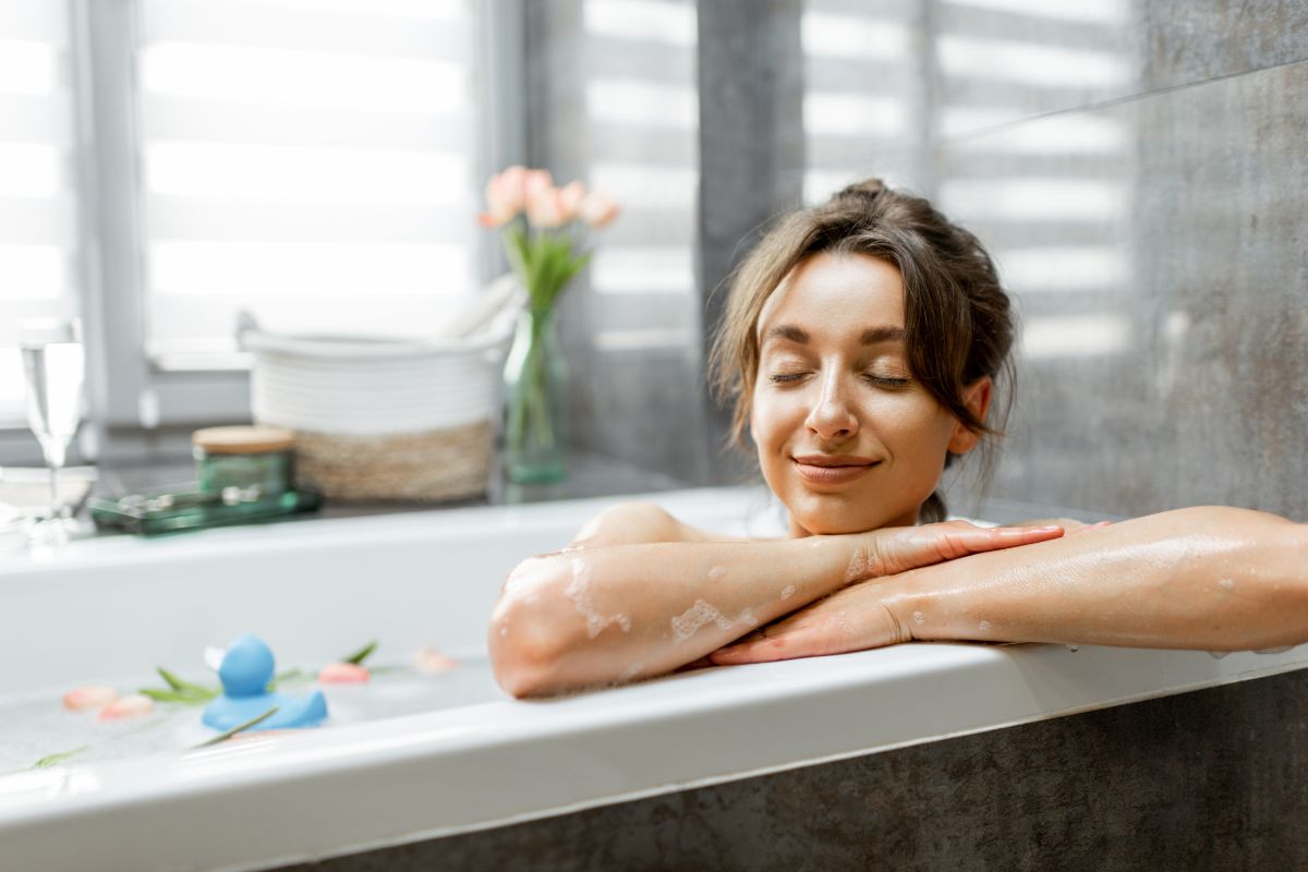 Wanita yang sedang berendam di dalam bathtub