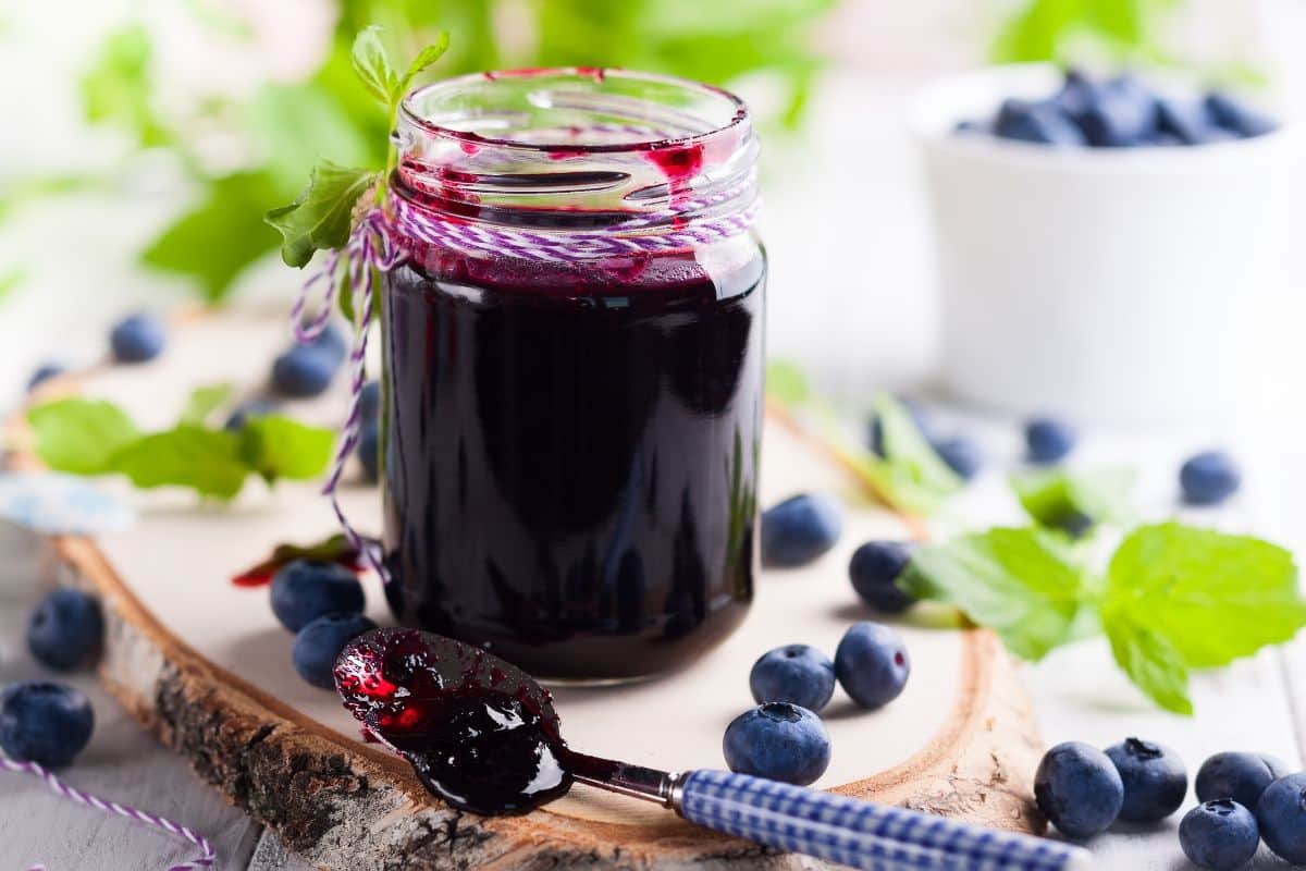 Selai blueberry dalam toples kaca