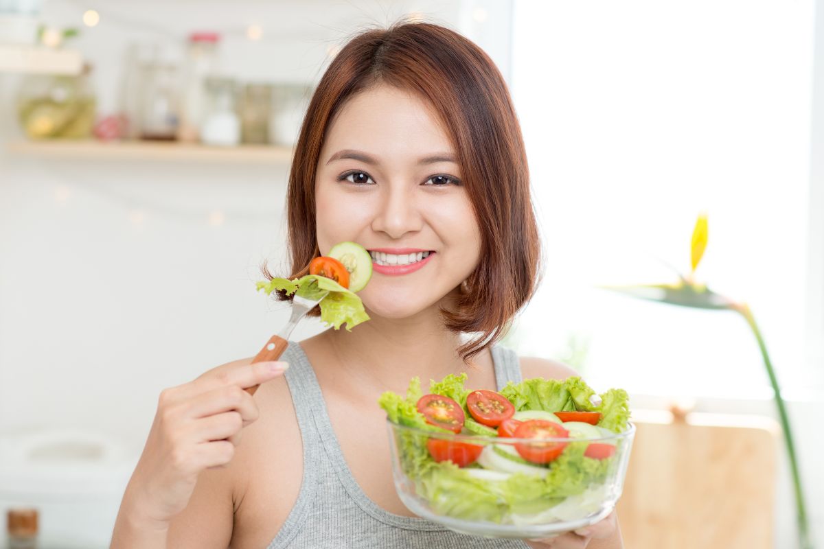 Wanita memakan sayuran