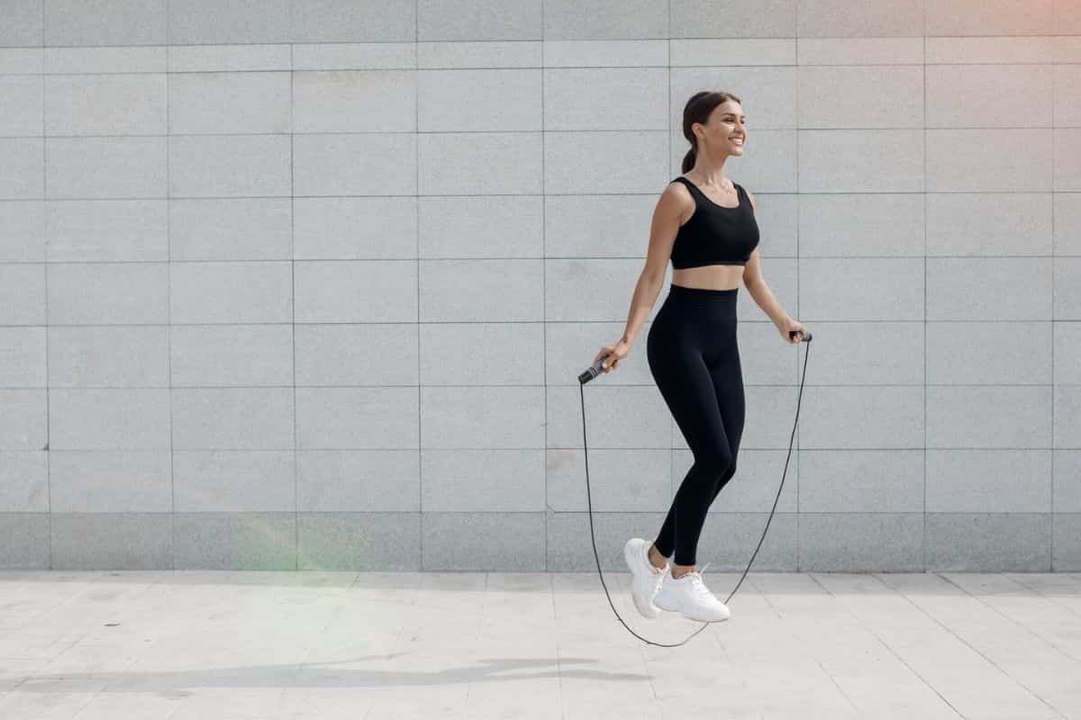 Seorang wanita sedang olahraga skipping