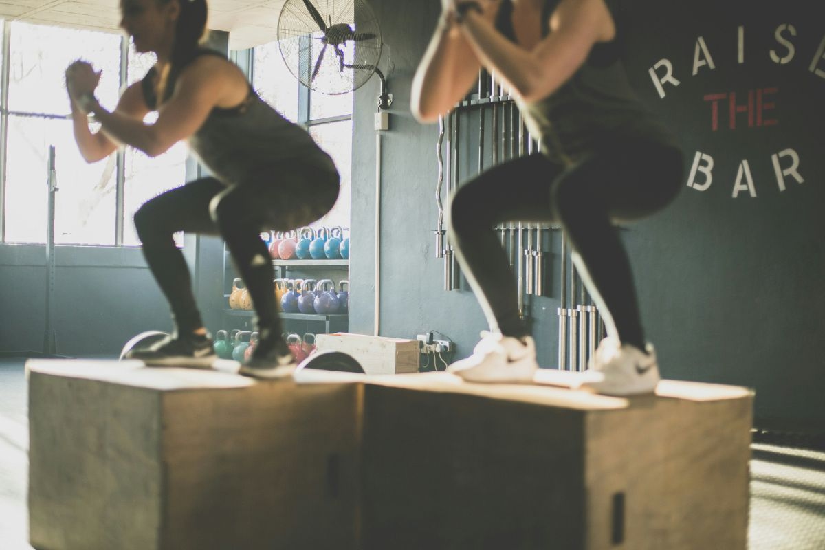 dua orang yang sedang melakukan squat