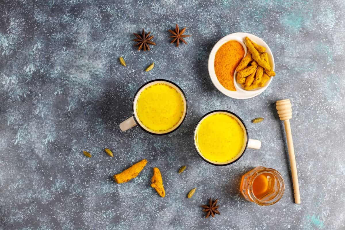Dua gelas teh susu kunyit