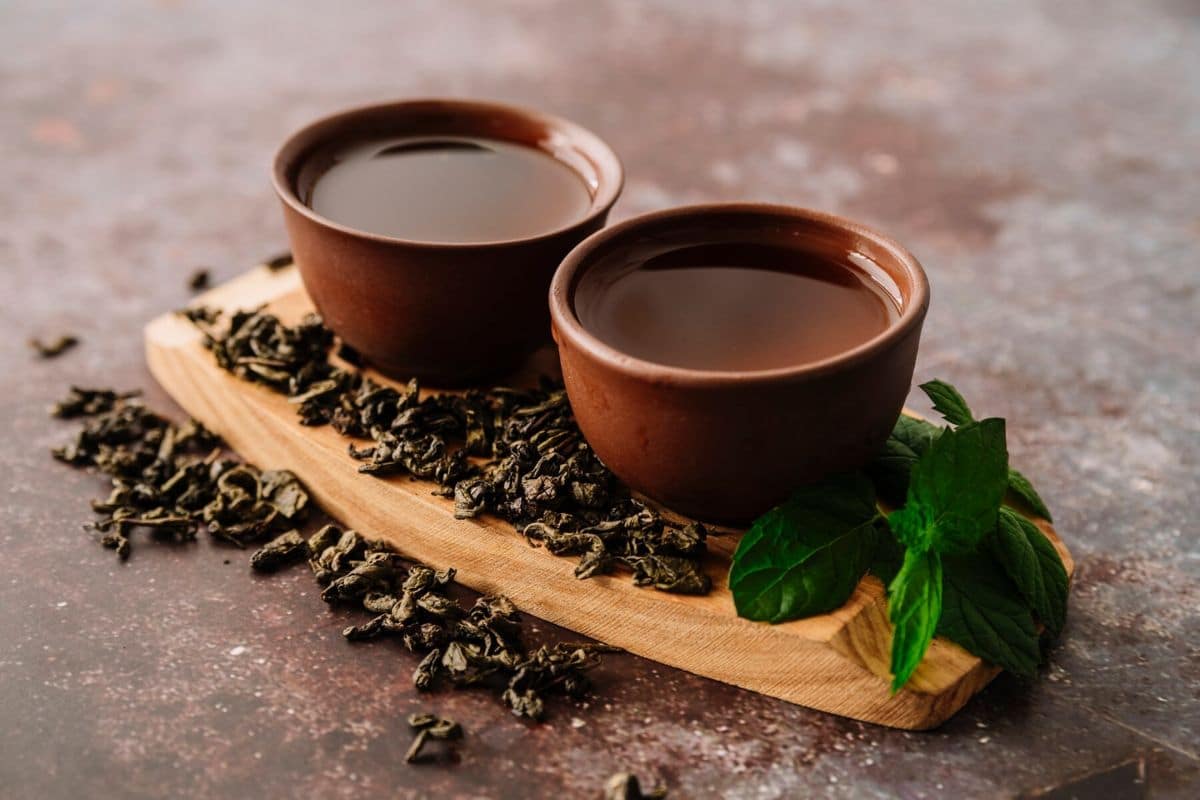 Dua gelas cangkir teh Oolong hangat