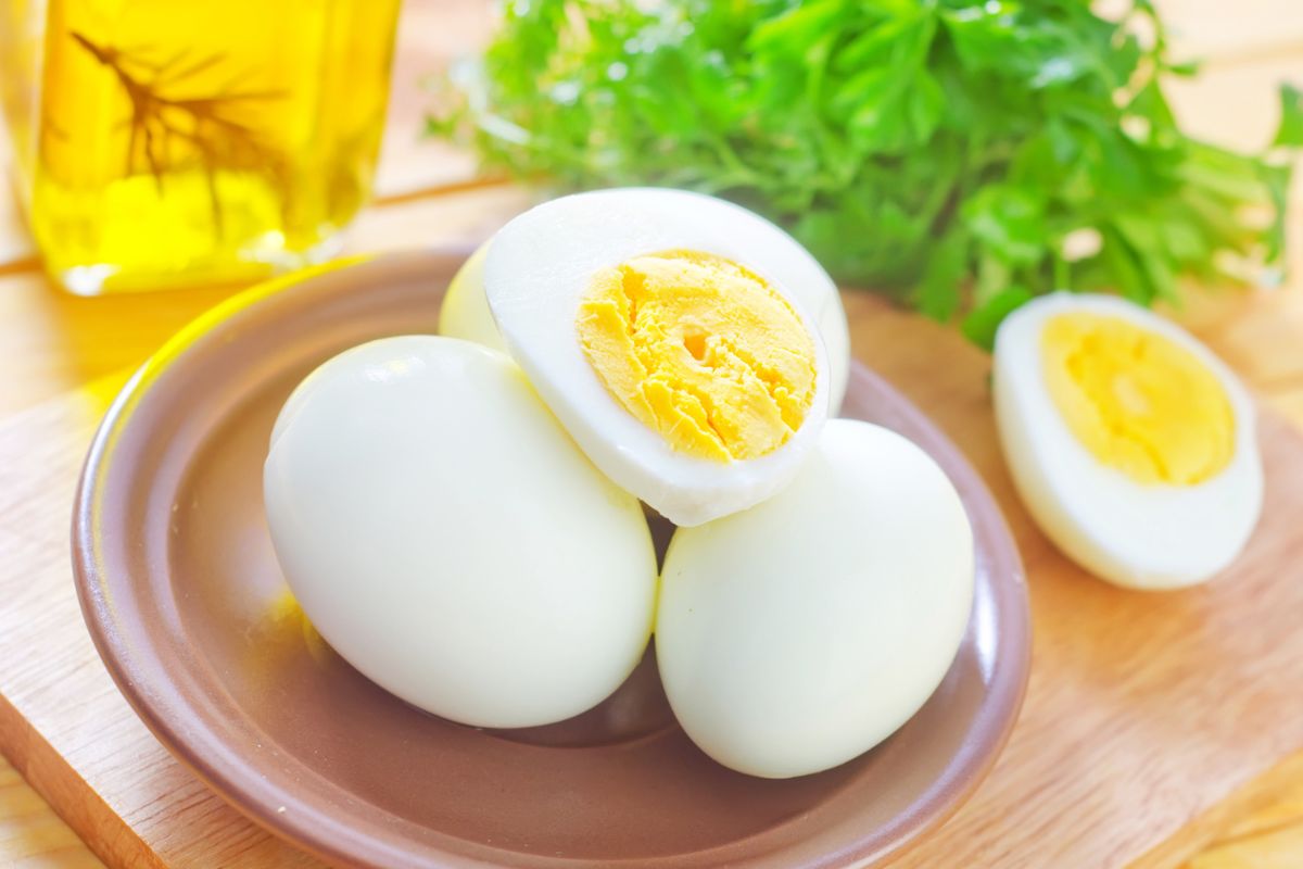 Tumpukan telur rebus di atas piring