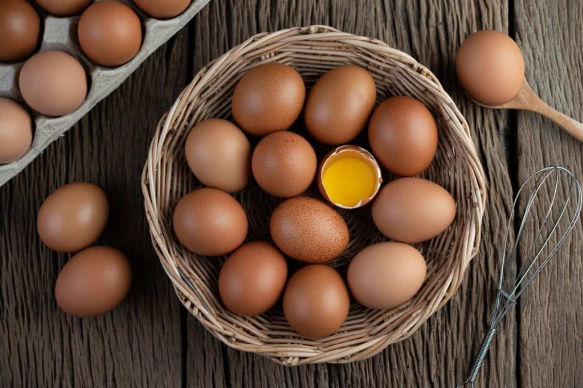 Sekeranjang telur di lantai kayu