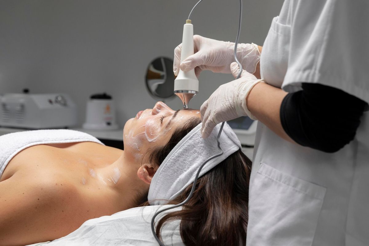 Seorang wanita sedang melakukan terapi laser di wajah