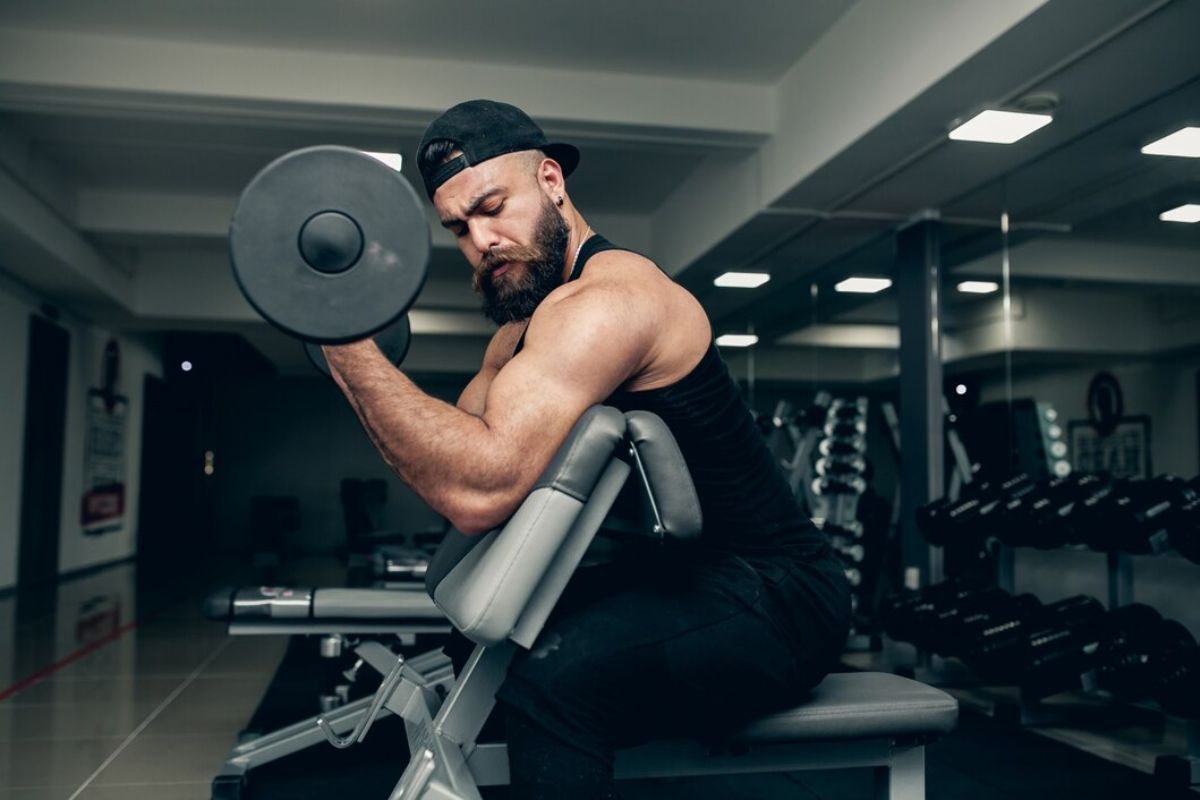 Laki-laki latihan di gym