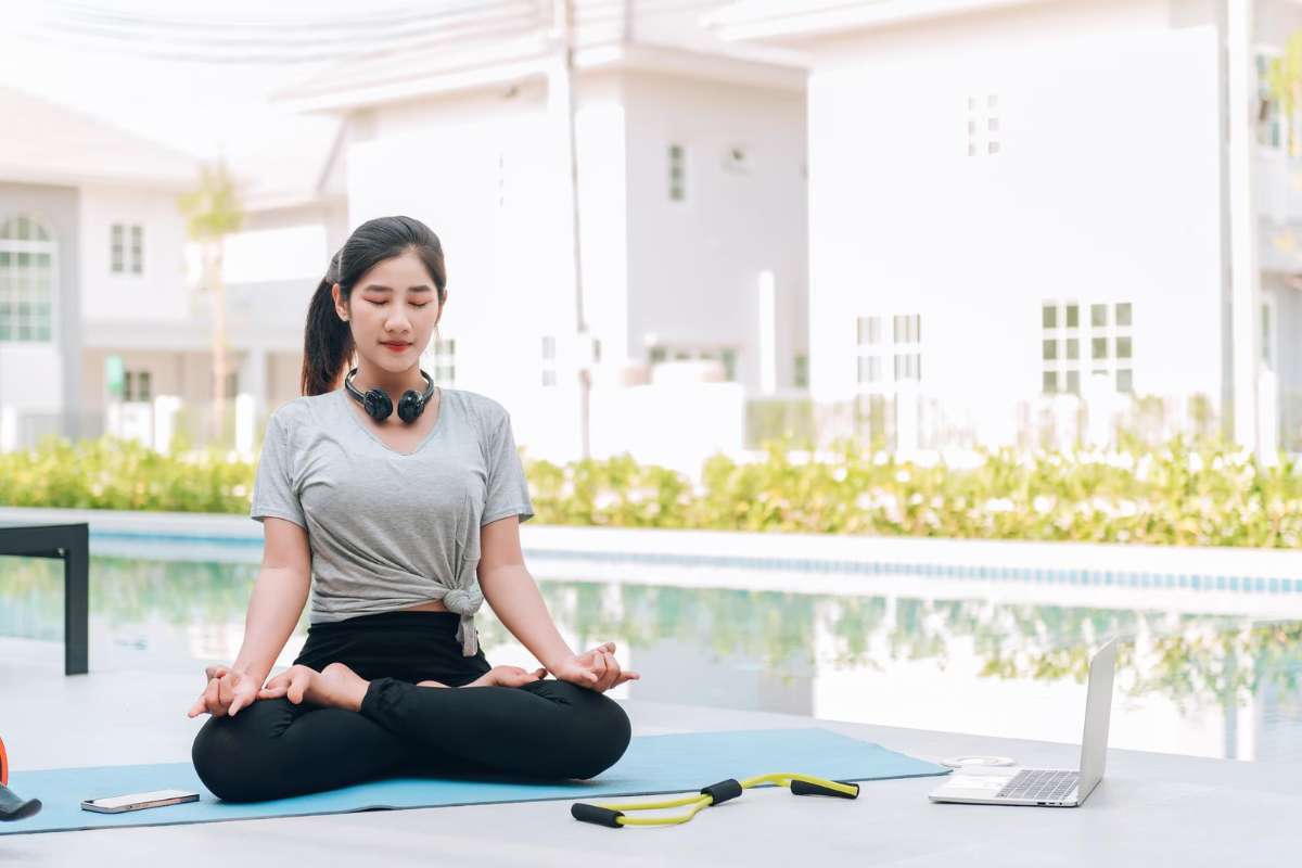 Perempuan sedang melakukan yoga