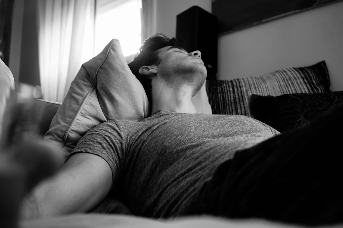Laki-laki tidur di sofa
