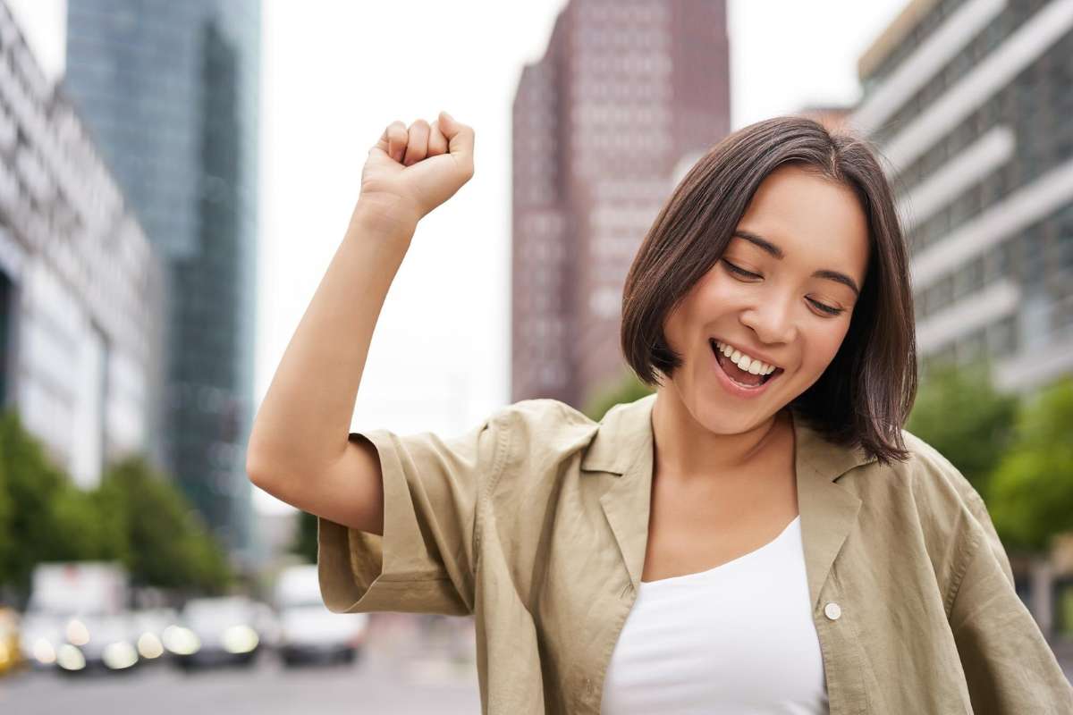 Perempuan yang tampak bahagia