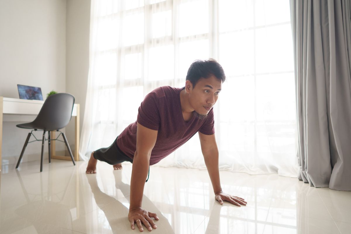 Pria sedang melakukan push up