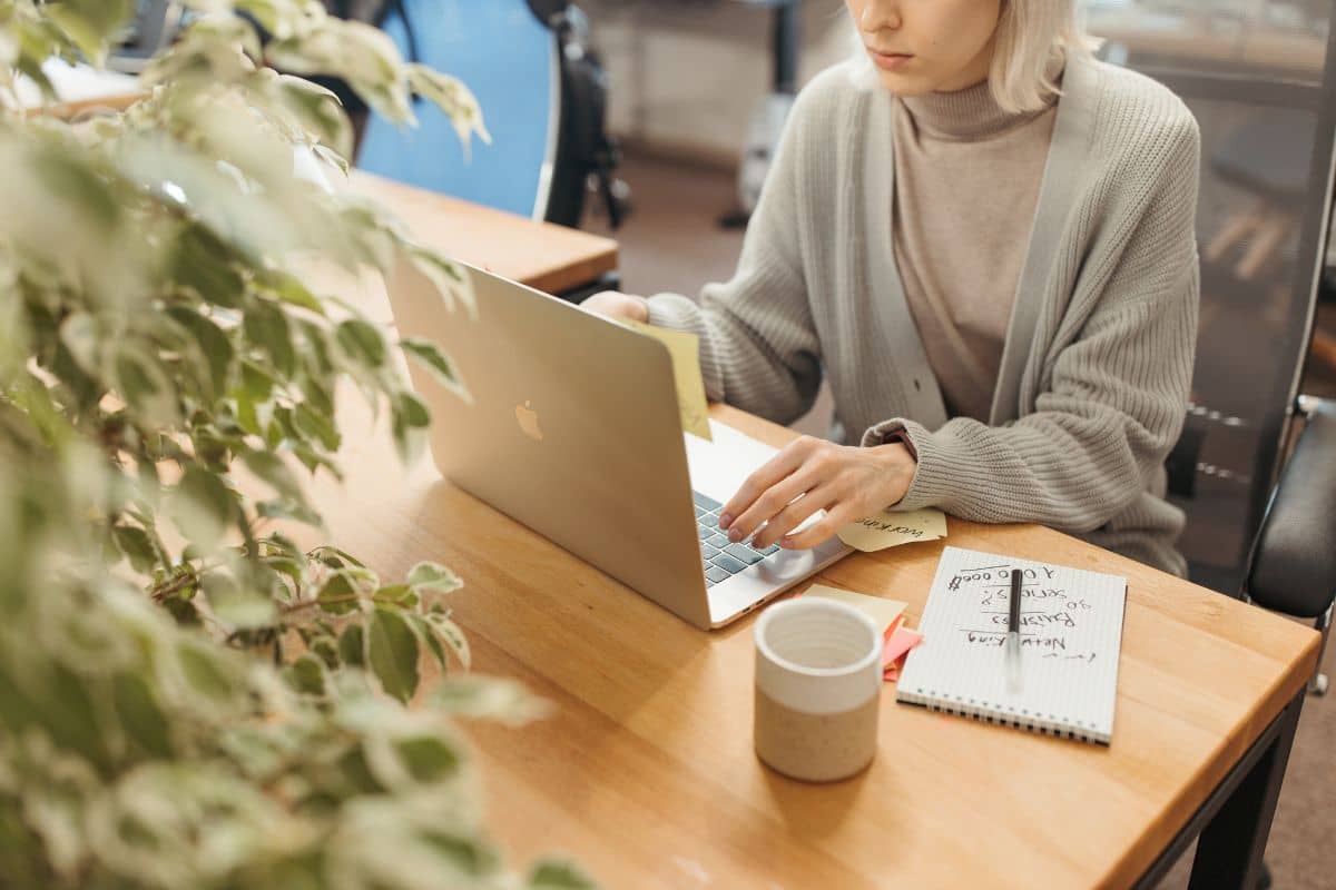 Seorang wanita bekerja di depan laptop