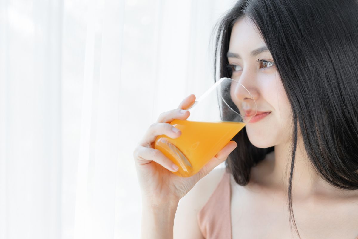orang yang meminum minuman orange