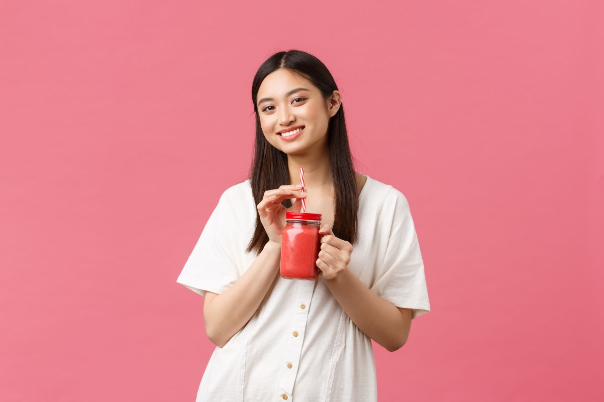 orang yang minum minuman sehat