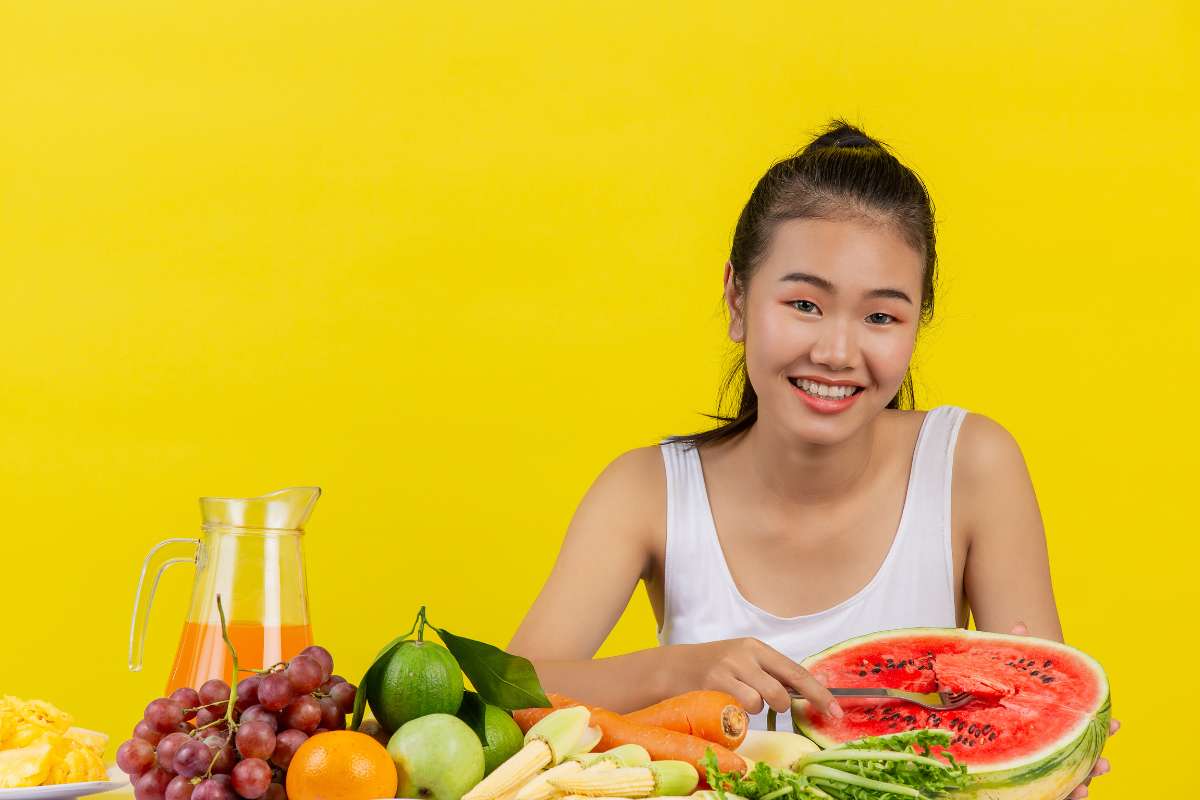 orang yang makan buah