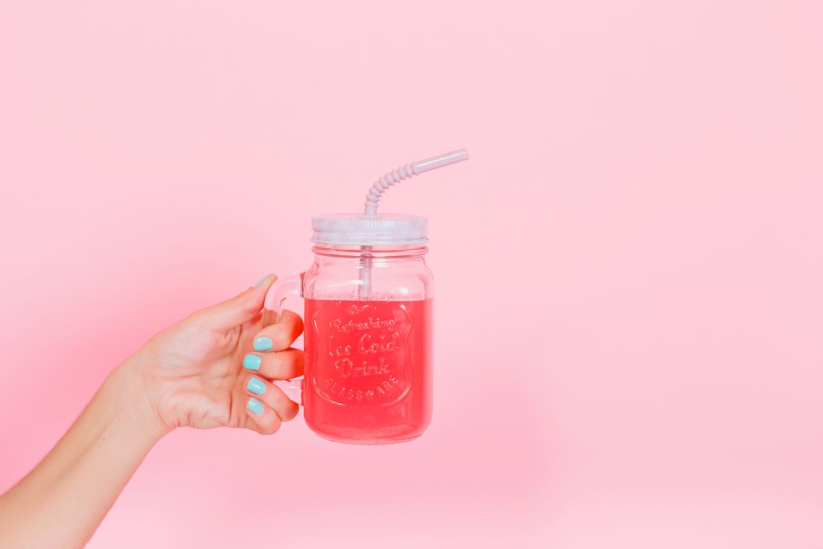 orang yang minum minuman vitamin C dan kolagen