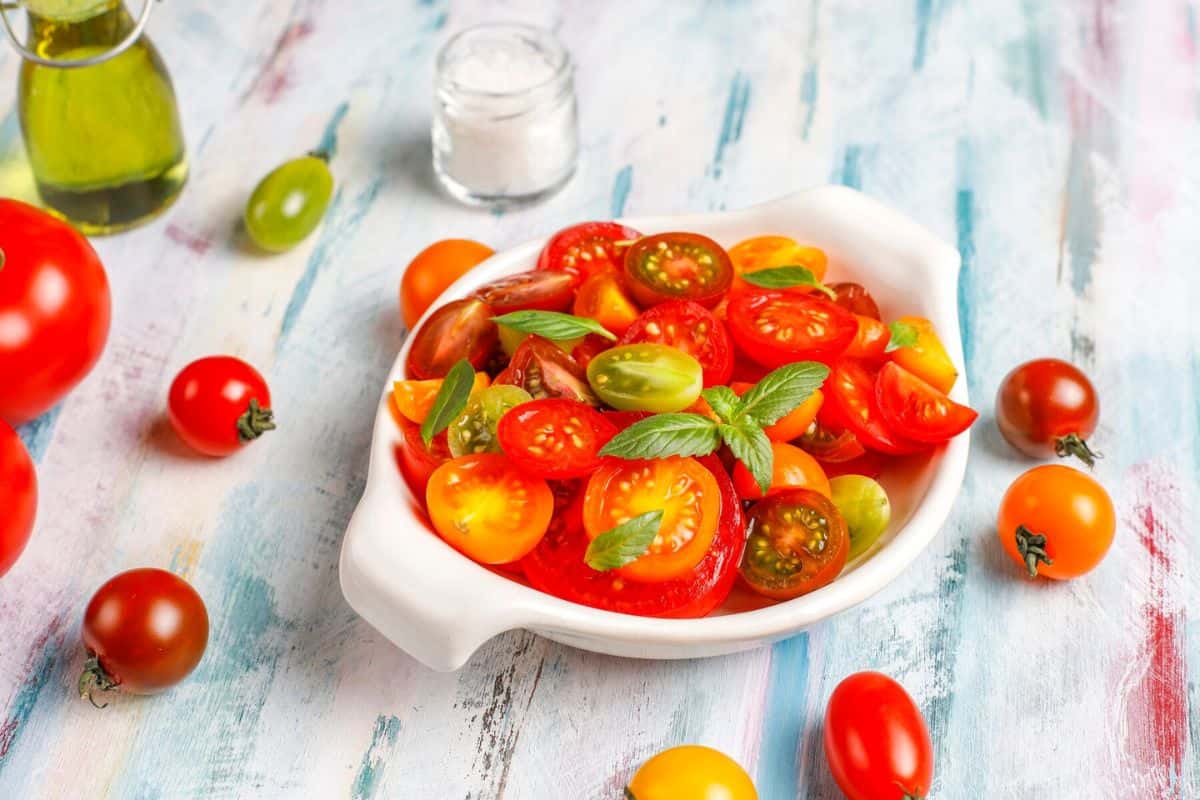 Sepiring salad tomat dan basil