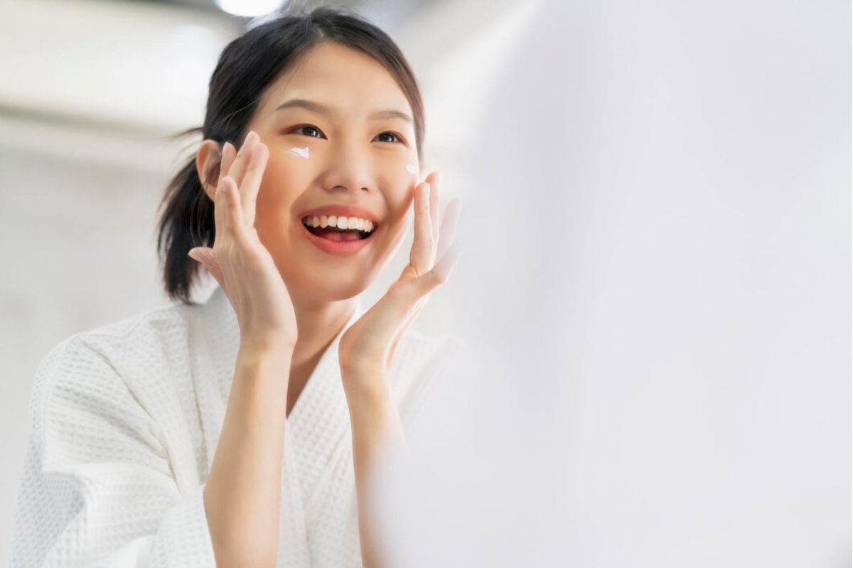 Perempuan mencuci mukanya