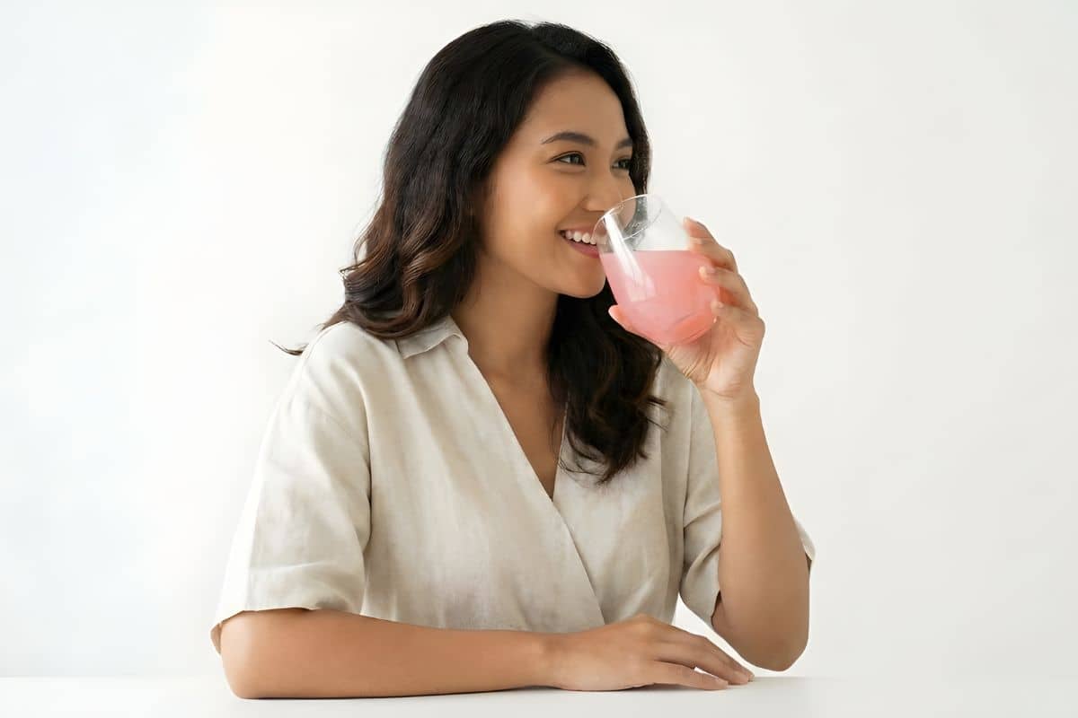  Wanita meminum minuman collagen
