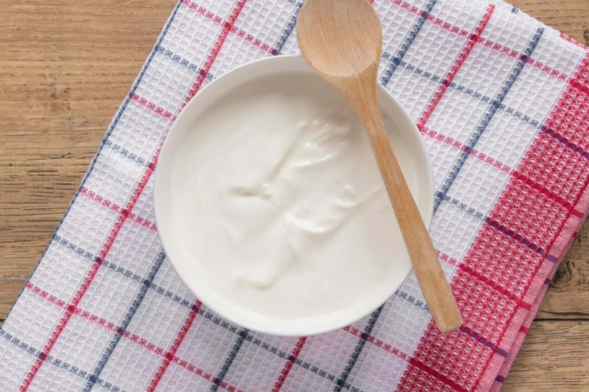 Semangkuk yogurt putih